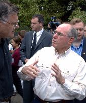 Howard chats with voter in Australian referendum